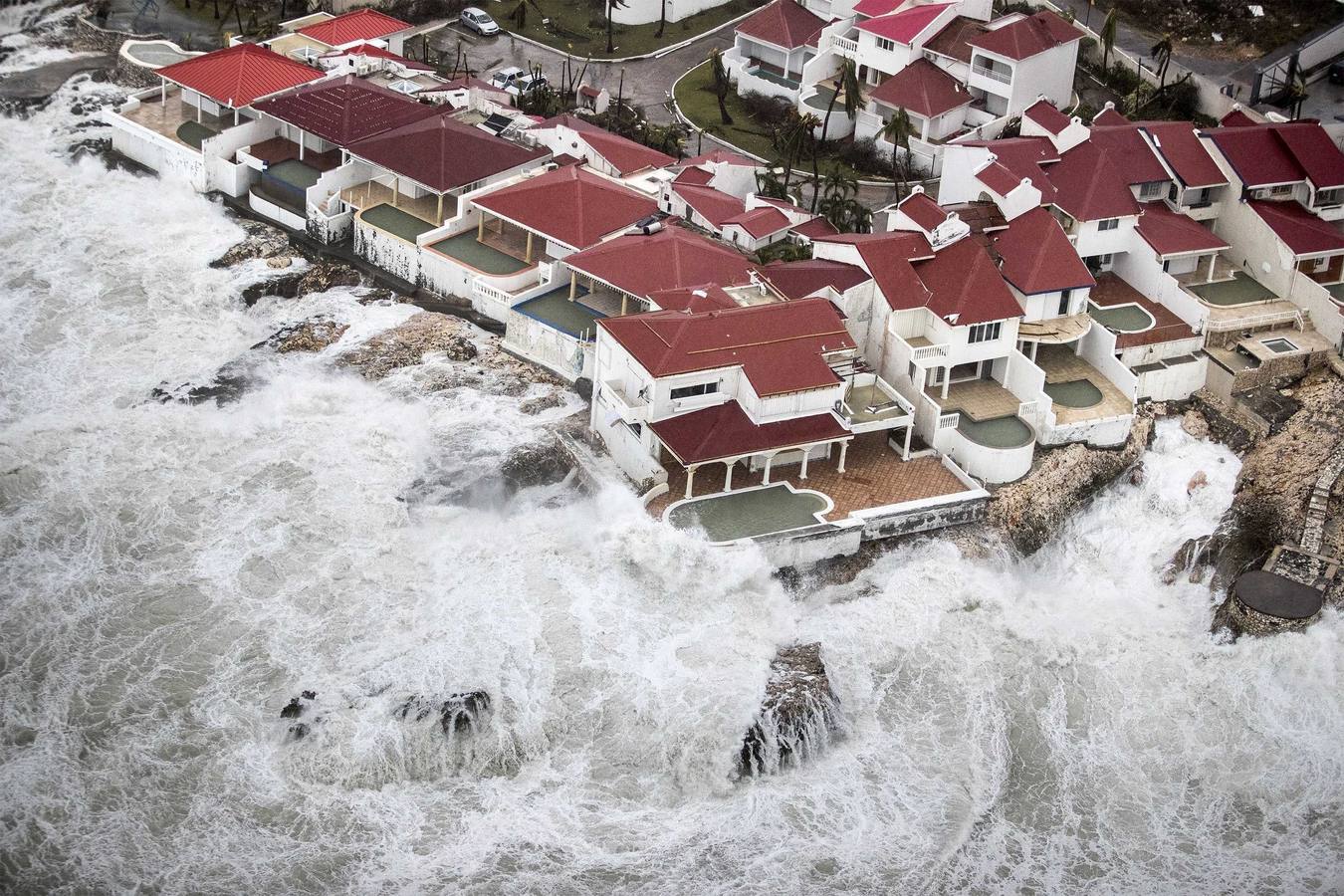 Con ráfagas de viento de hasta 295 km/h, este huracán de categoría 5, la más alta, ha avanzado este jueves por la República Dominicana, Haití, Cuba y Florida, y ha dejado al menos seis muertos y una estela de destrucción en su recorrido por el Caribe.