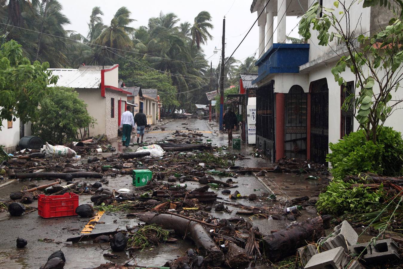 Con ráfagas de viento de hasta 295 km/h, este huracán de categoría 5, la más alta, ha avanzado este jueves por la República Dominicana, Haití, Cuba y Florida, y ha dejado al menos seis muertos y una estela de destrucción en su recorrido por el Caribe.