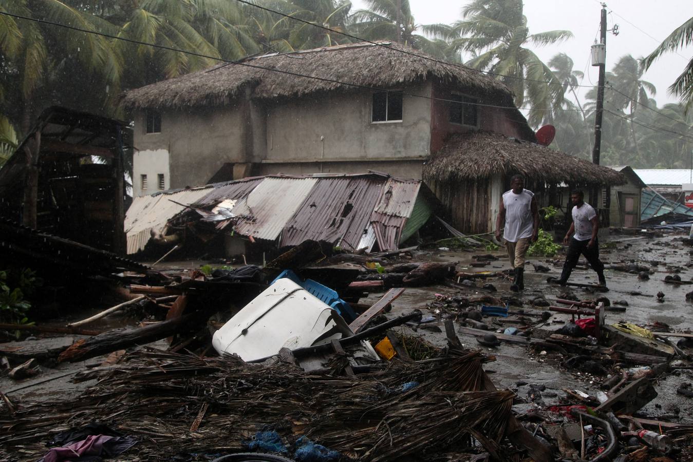 Con ráfagas de viento de hasta 295 km/h, este huracán de categoría 5, la más alta, ha avanzado este jueves por la República Dominicana, Haití, Cuba y Florida, y ha dejado al menos seis muertos y una estela de destrucción en su recorrido por el Caribe.