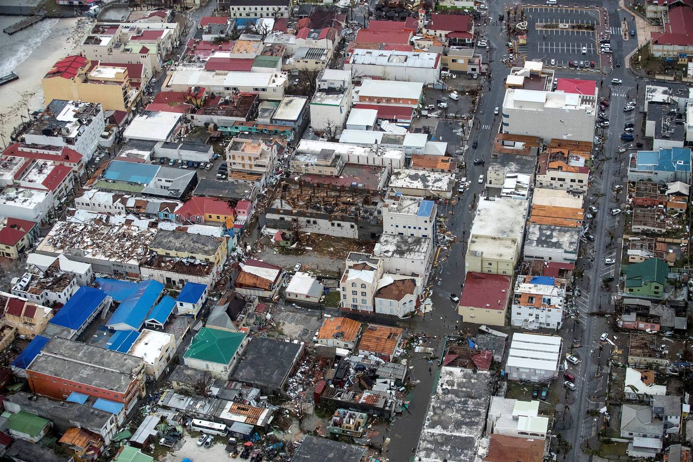 Con ráfagas de viento de hasta 295 km/h, este huracán de categoría 5, la más alta, ha avanzado este jueves por la República Dominicana, Haití, Cuba y Florida, y ha dejado al menos seis muertos y una estela de destrucción en su recorrido por el Caribe.