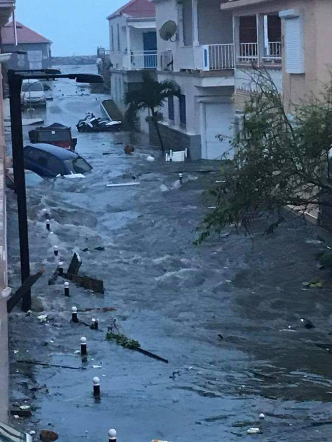 Con ráfagas de viento de hasta 295 km/h, este huracán de categoría 5, la más alta, ha avanzado este jueves por la República Dominicana, Haití, Cuba y Florida, y ha dejado al menos seis muertos y una estela de destrucción en su recorrido por el Caribe.