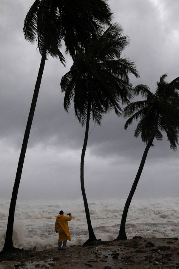 Con ráfagas de viento de hasta 295 km/h, este huracán de categoría 5, la más alta, ha avanzado este jueves por la República Dominicana, Haití, Cuba y Florida, y ha dejado al menos seis muertos y una estela de destrucción en su recorrido por el Caribe.