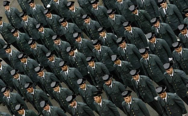 Agentes de la Guardia Civil posan durante una ceremonia de graduación. 