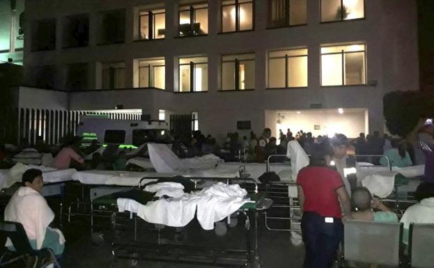 Pacientes y médicos de un hospital en Villahermosa (México) permanecen fuera de la instalación. 
