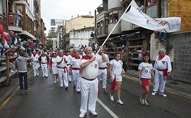 Imagen principal - El segundo encierro de Ampuero, peligrosísimo pero sin heridos