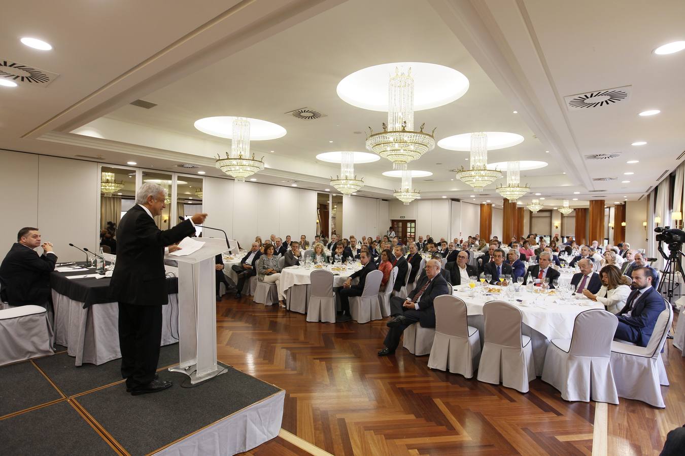 El candidato a la presidencia de México Andrés Manuel López Obrador desgrana en el Foro de El Diario Montañés su proyecto de Nación para los próximos años