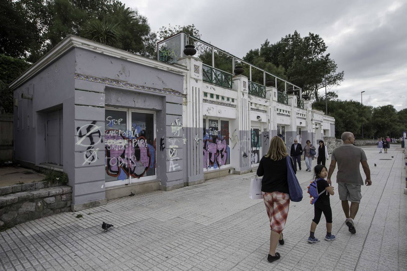 Chiringuito Rema. Situado en la playa de Castañeda (ElSardinero) está en estado de semirruina. Ningún hostelero se atreve a reabrirlo por la gran inversión que precisa. Costas cobra de canon 25.000 euros al año. 