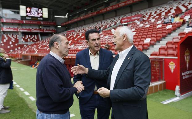 Tuto Sañudo charlando con Quini -Enrique Castro, delantero mitico del Sporting y del Barça- y José Nieto -ojeador del Sporting-, antes del encuentro.