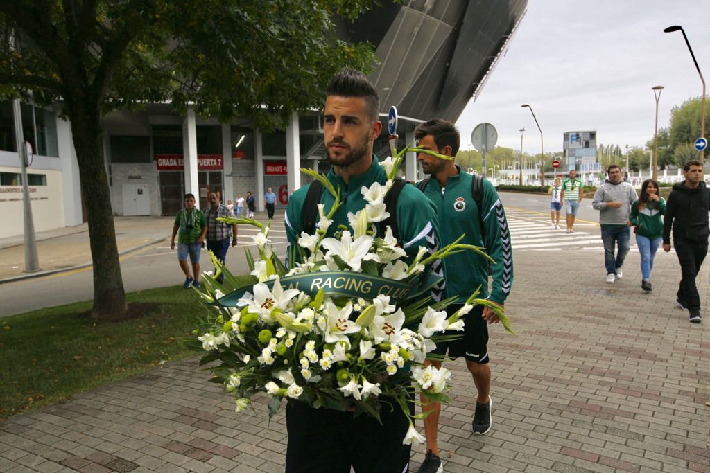 Cinco años. Ese es el tiempo que ha pasado desde el repentino e inesperado adiós a Manolo Preciado, aunque su memoria se mantiene tan viva como aquellos días en los que su presencia en los banquillos se convertía en uno de los grandes atractivos del partido, merced a la intensidad con que vivía los partidos y su forma de tratar u hacerse querer por todo el mundo, incluso sus rivales. Este domingo, con motivo del encuentro entre el Sporting B-Racing, los jugadores y la afición que se ha desplazado a Gijón, han homenajeado a histórico genio con flores