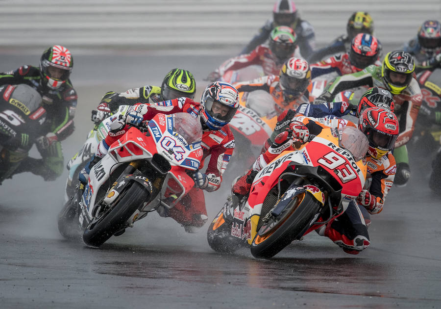 Andrea Dovizioso y Marc Márquez, durante la carrera de MotoGP.