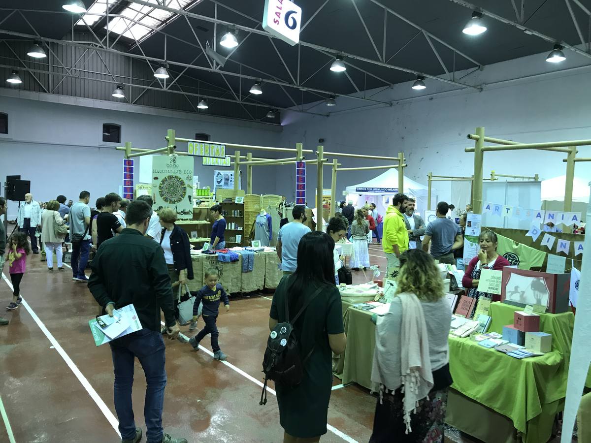 Cientos de personas en la feria de ecología de Torrelavega