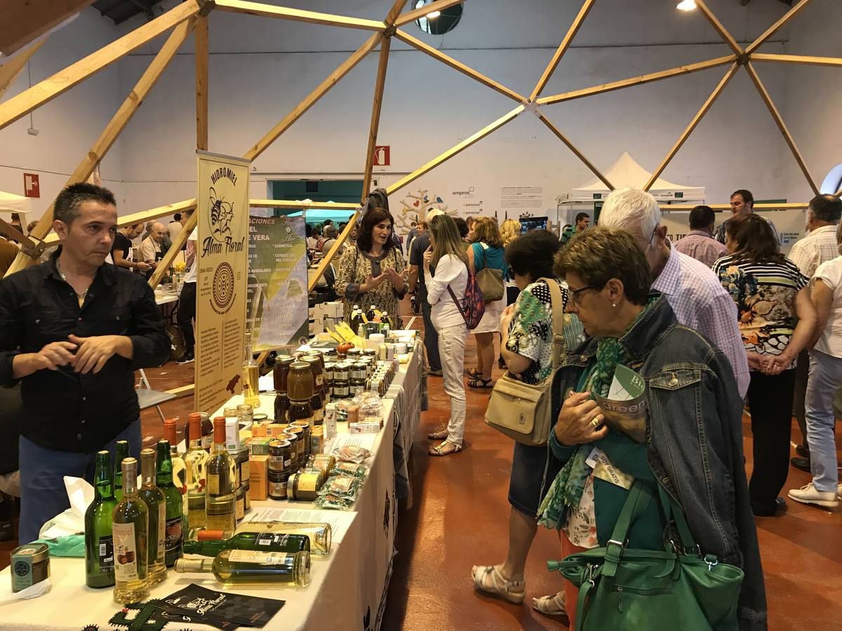 Cientos de personas en la feria de ecología de Torrelavega