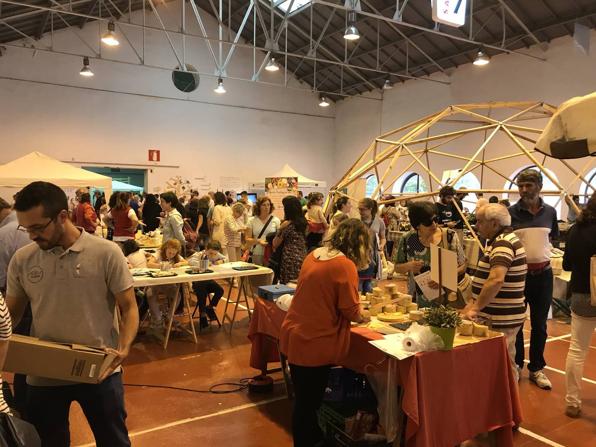 Cientos de personas en la feria de ecología de Torrelavega