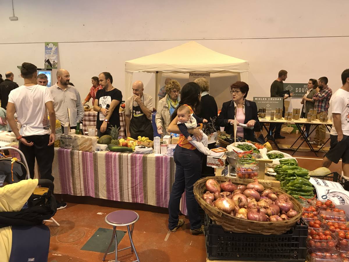 Cientos de personas en la feria de ecología de Torrelavega