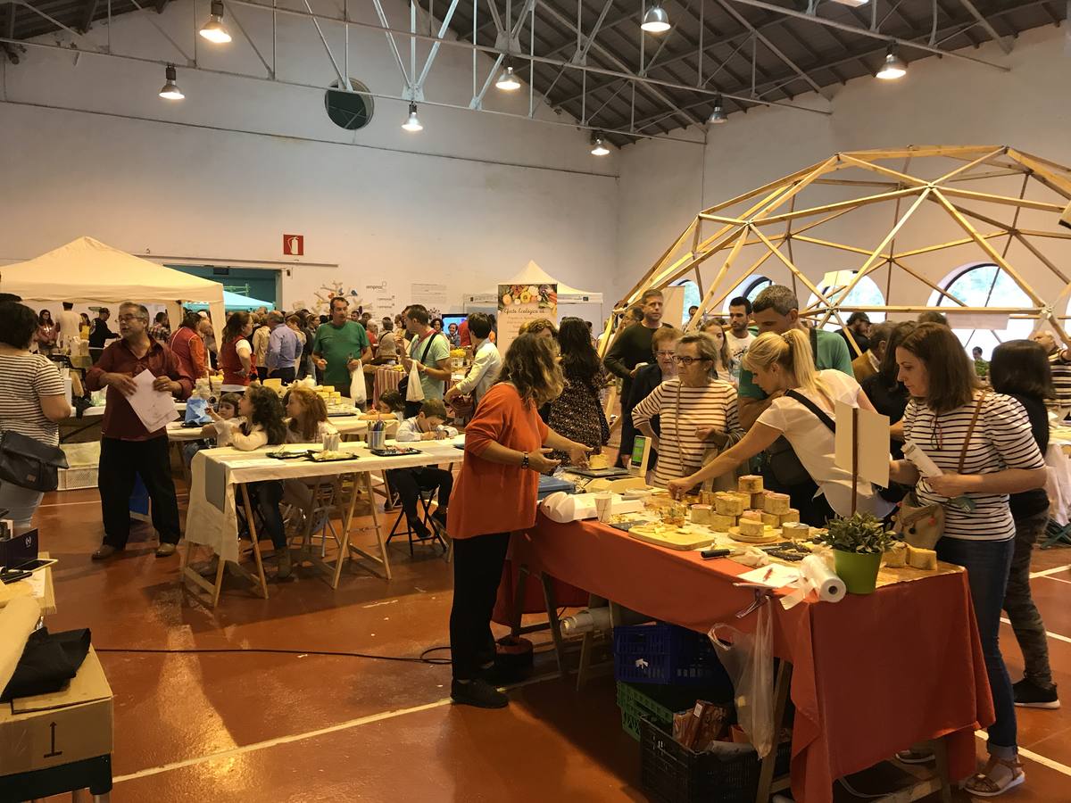 Cientos de personas en la feria de ecología de Torrelavega