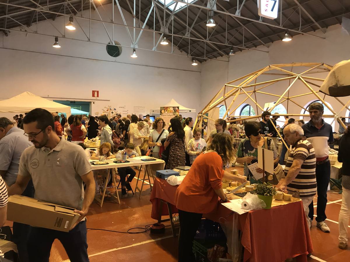 Cientos de personas en la feria de ecología de Torrelavega