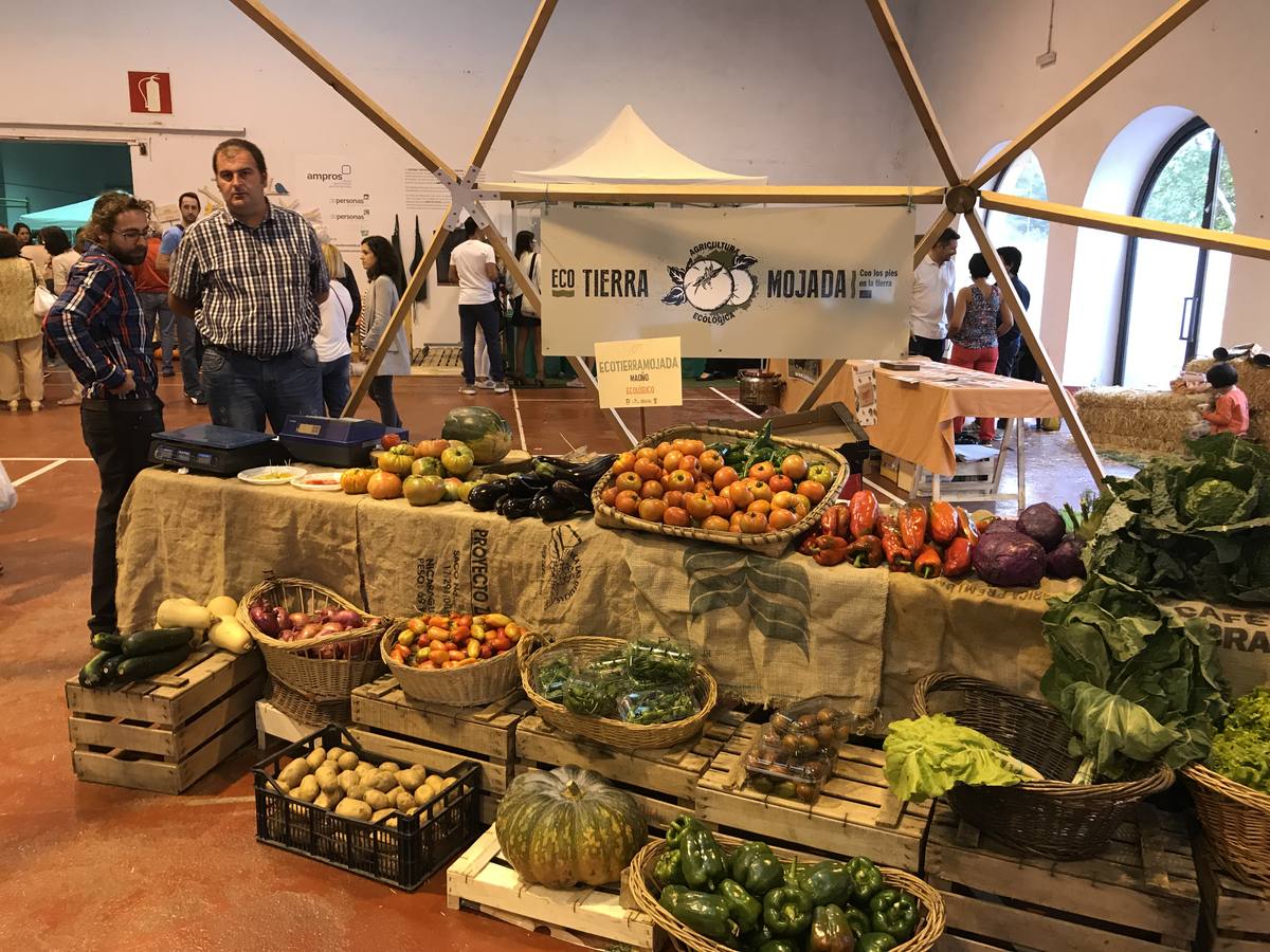 Cientos de personas en la feria de ecología de Torrelavega