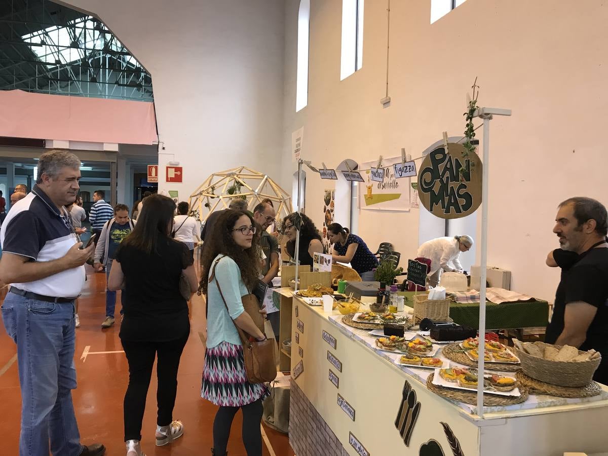 Cientos de personas en la feria de ecología de Torrelavega