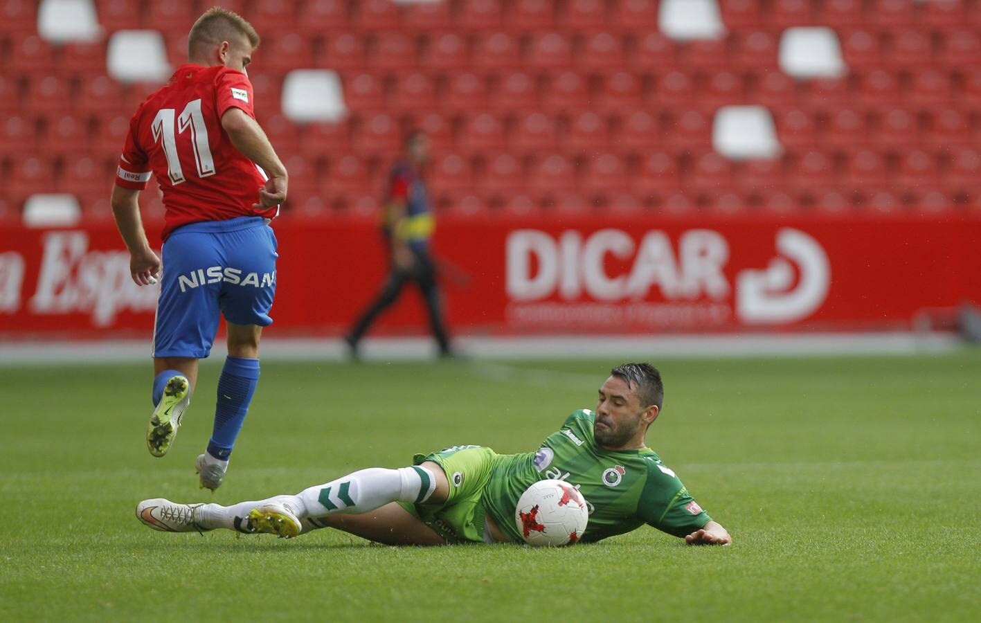 Un mal Racing cae justamente ante el Sporting B por 3-1 y suma su tercera derrota seguida fruto de sus numerosas imprecisiones