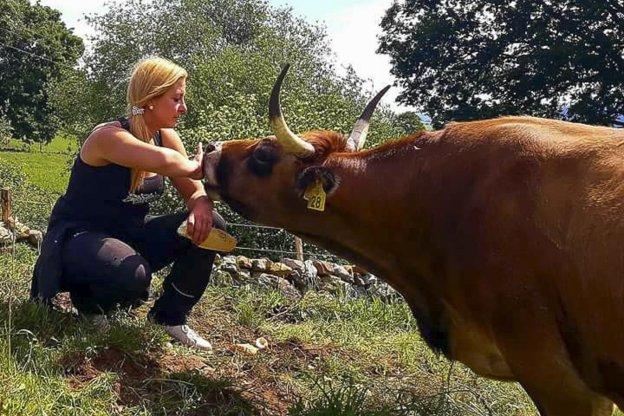 Marta García comprueba diariamente que todos sus animales se encuentren perfecto estado.