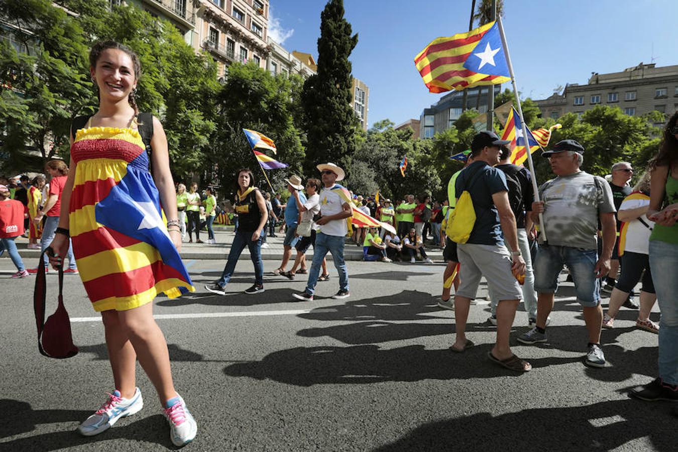 Miles de personas con esteladas han llenado las calles de Barcelona durante la marcha independentista con motivo de la Diada