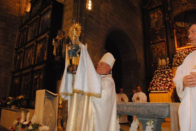 La Virgen de Puerto es alzada por el obispo en 2013. 