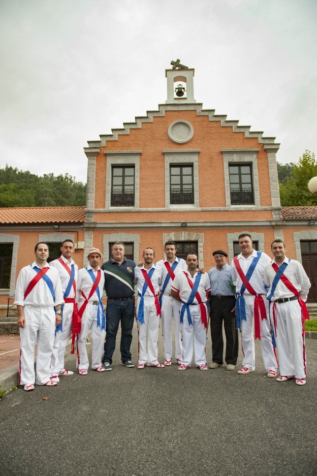 Los danzantes, tras ensayar el baile de los palos que repetirán casa por casa los próximos días 15 y 16 de septiembre, 