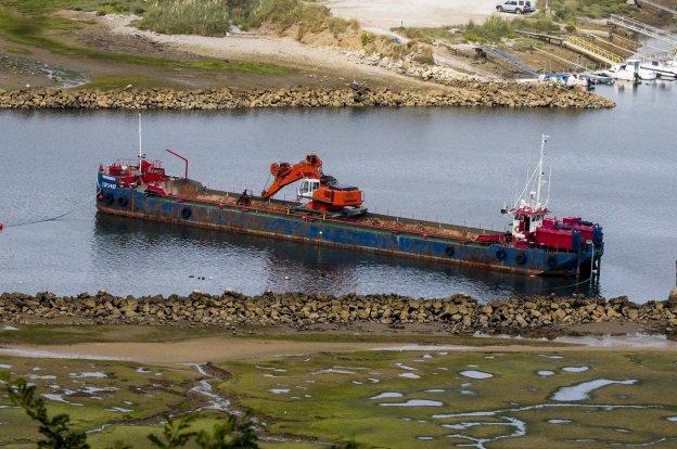 La draga quedó varada en la ría como consecuencia de la rotura intencionada de los amarres. 