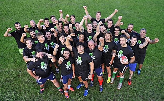 Los jugadores del Bathco Rugby Club, antes de un entrenamiento en el campo de La Albericia. ‘Las Focas’ quieren estar sólo un año en la División de Honor B. 