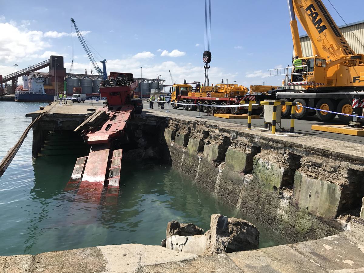 El peso de una zanjadora aparcada en la zona vieja del puerto con carga de 150 toneladas ha provocado el derrumbe