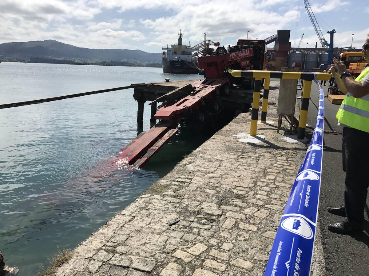 El peso de una zanjadora aparcada en la zona vieja del puerto con carga de 150 toneladas ha provocado el derrumbe