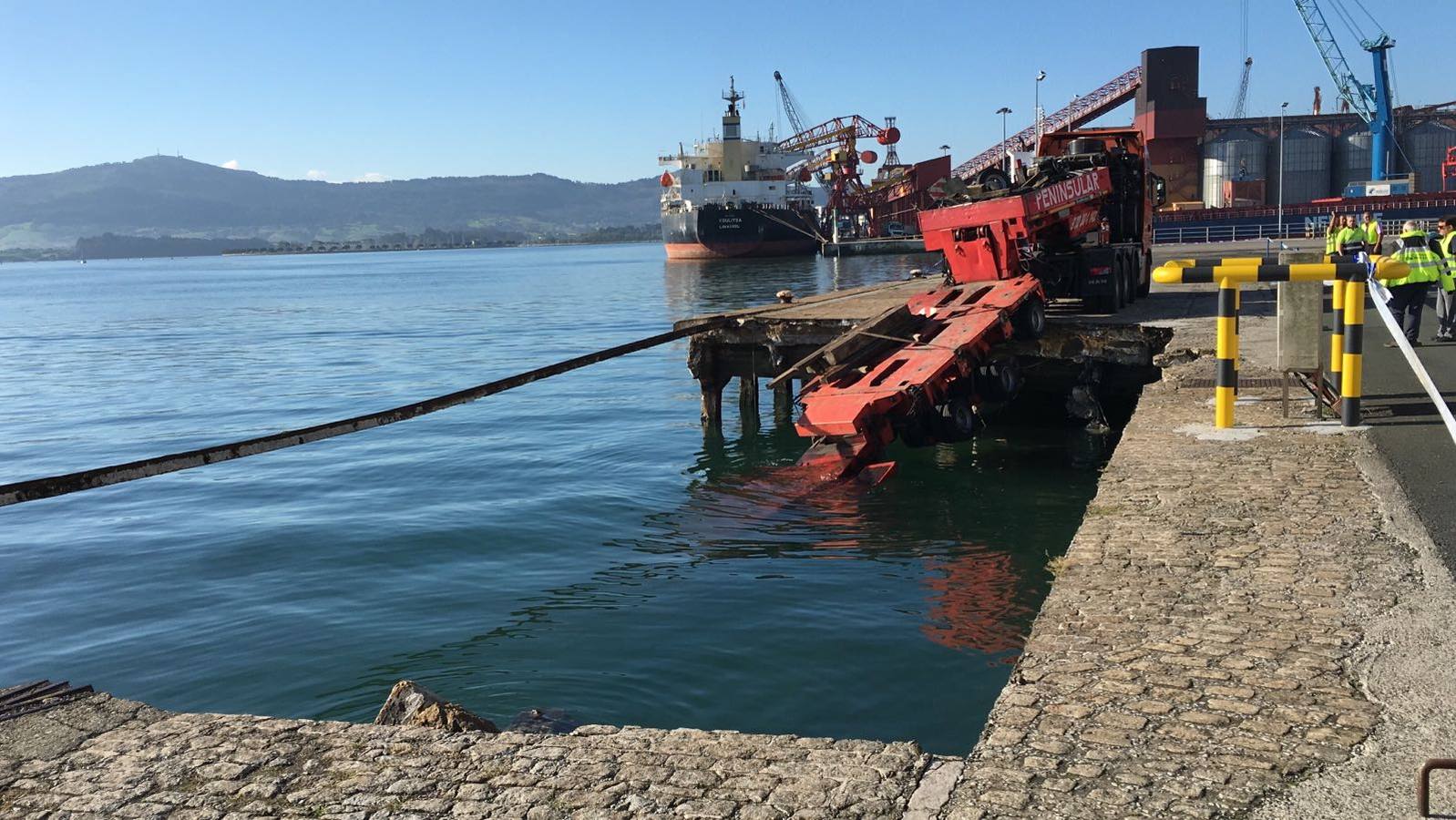 El peso de una zanjadora aparcada en la zona vieja del puerto con carga de 150 toneladas ha provocado el derrumbe