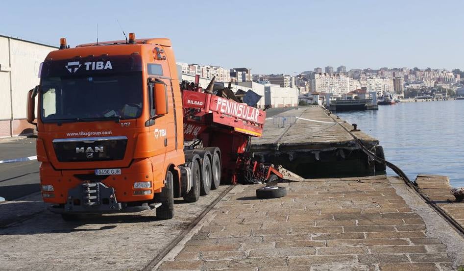 El peso de una zanjadora aparcada en la zona vieja del puerto con carga de 150 toneladas ha provocado el derrumbe