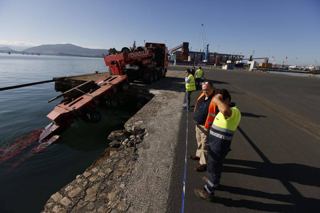 El peso de una zanjadora aparcada en la zona vieja del puerto con carga de 150 toneladas ha provocado el derrumbe