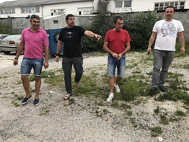 José Antonio Fernández, Arturo Quevedo, Alberto Aja y Maximino Sañudo muestran el precario estado de algunas calles.