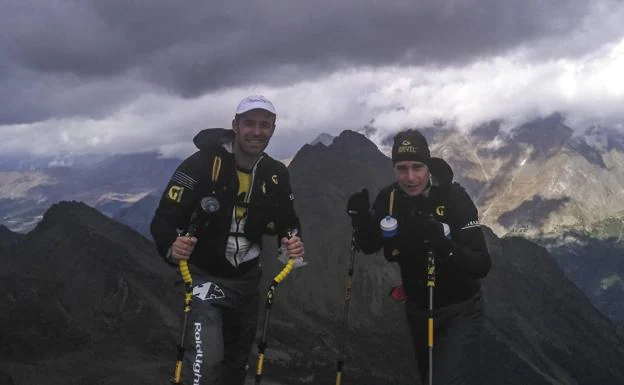 Pablo Criado y Marcos Menocal posan en uno de los espectaculares paisajes del Tot Dret.