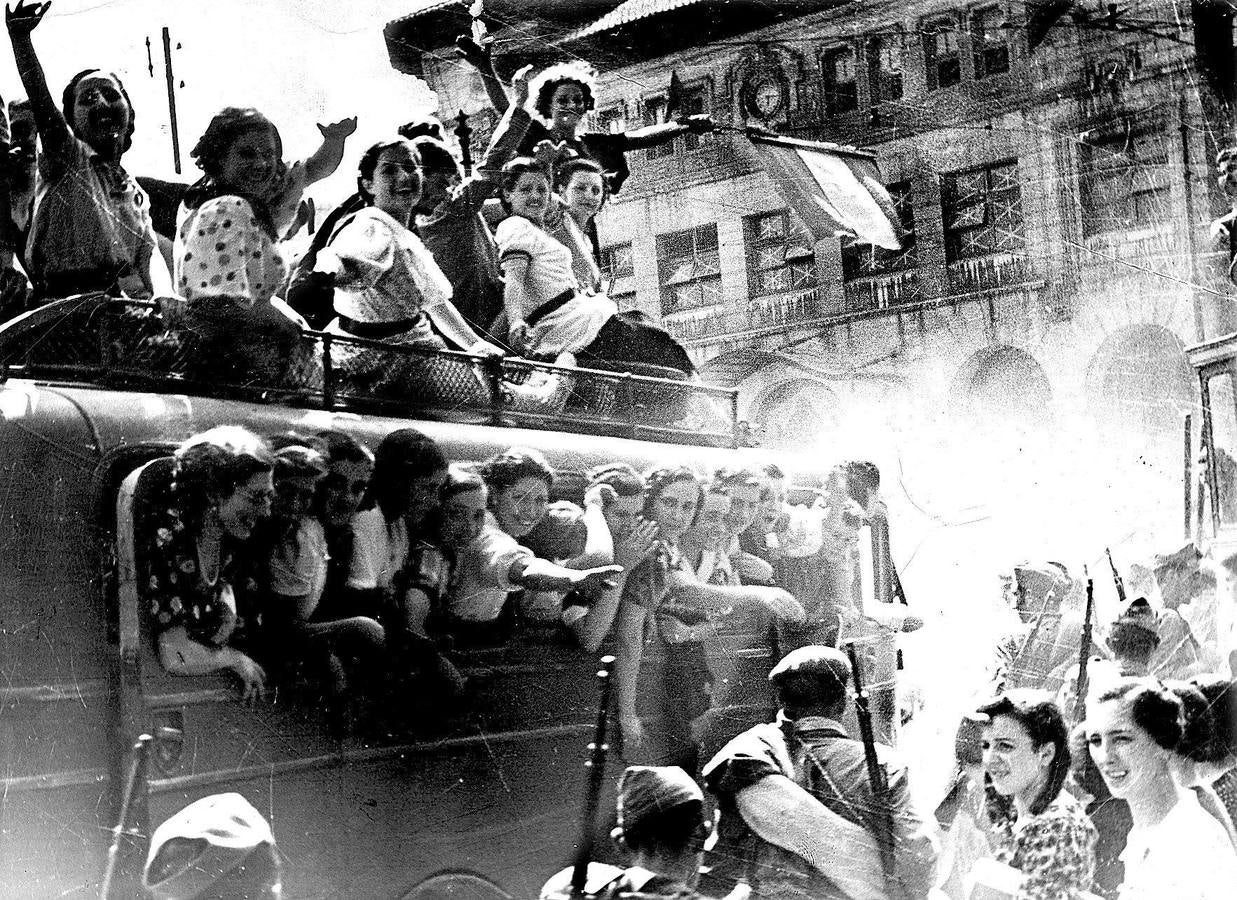 Mujeres celebrando la entrada de las tropas nacionales en Santander. Al fondo, el edificio de Correos.