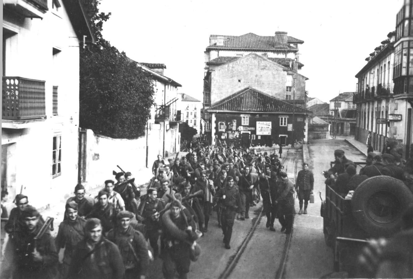 Entrada de las tropas nacionales por la calle San José (El Astillero).