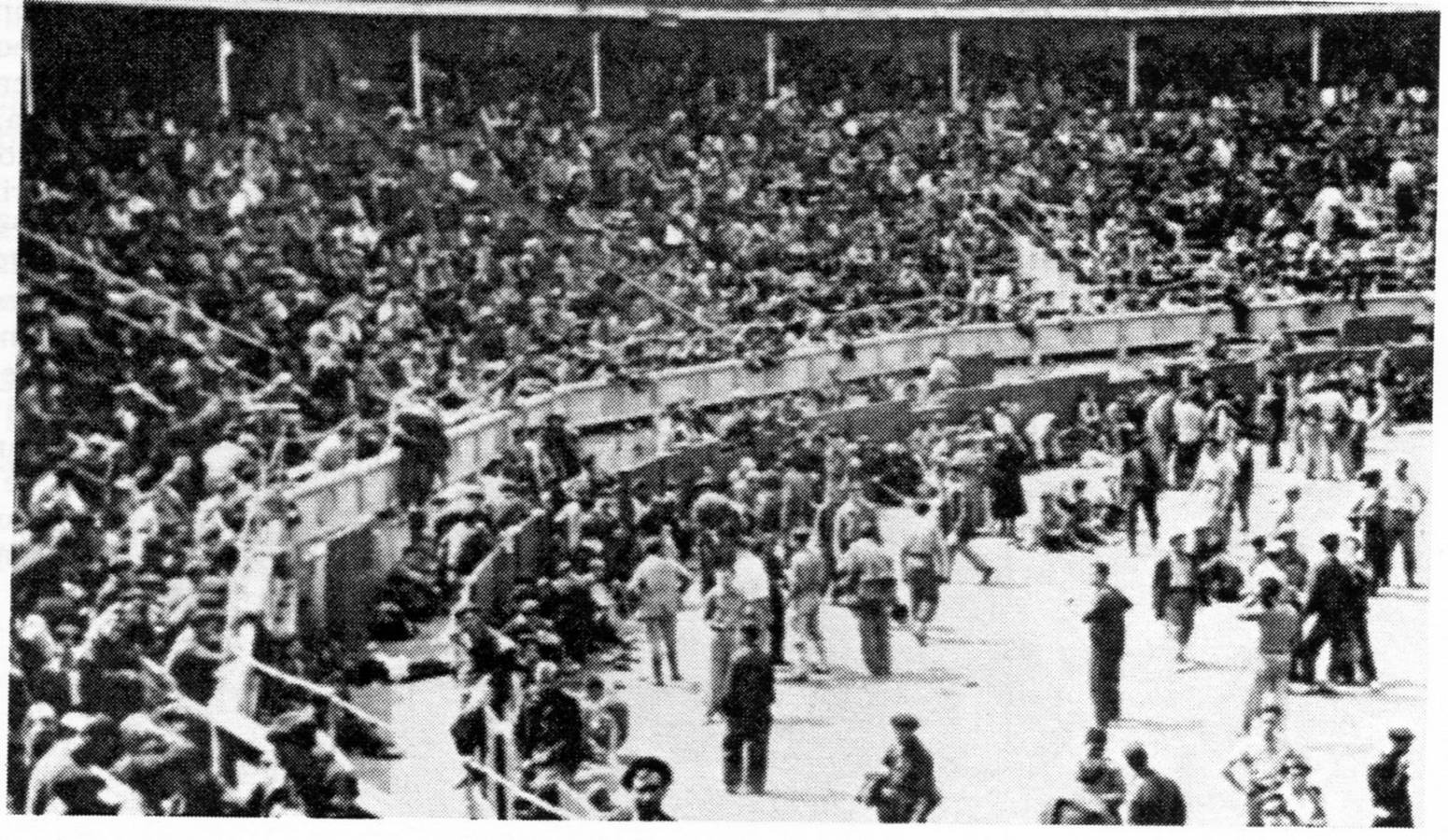 Prisioneros republicanos en la plaza de toros de Santander.