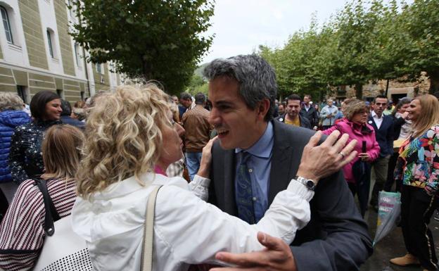 Díaz Tezanos saluda a Pablo Zuloaga en la entrada al santuario de la Bien Aparecida.