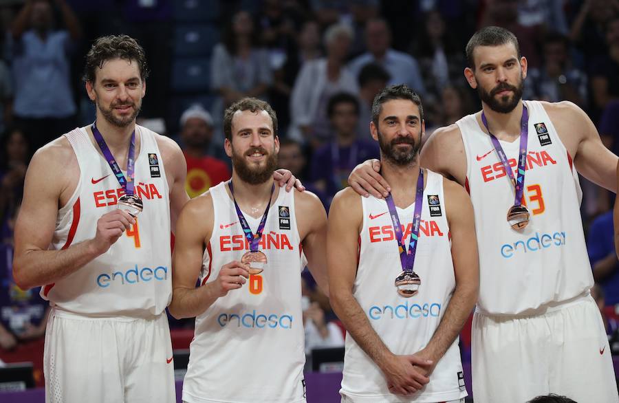 La selección española de baloncesto venció a Rusia en el duelo por el metal y último encuentro de Juan Carlos Navarro como internacional.