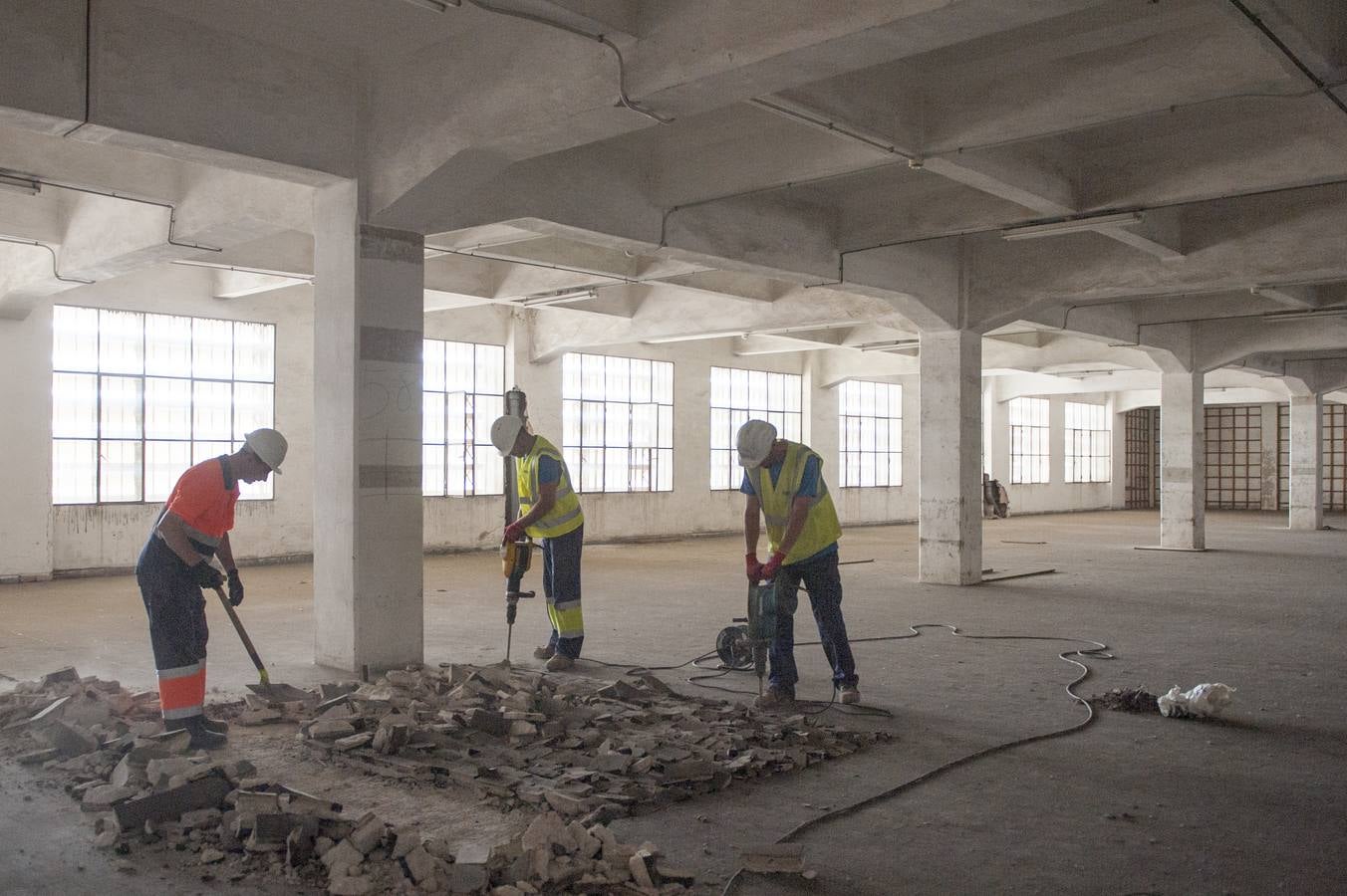 Las obras del nuevo archivo catastral, que se ubicará en el antiguo edificio de Tabacalera en Castilla-Hermida, han comenzado este martes, un paso que supone a la vez abrir el camino para seguir avanzando en el proyecto del barrio cultural La Florida.