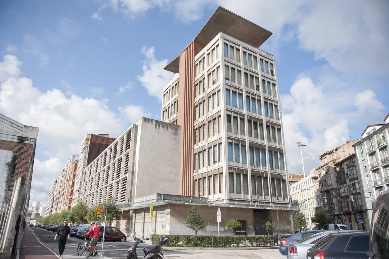 Las obras del nuevo archivo catastral, que se ubicará en el antiguo edificio de Tabacalera en Castilla-Hermida, han comenzado este martes, un paso que supone a la vez abrir el camino para seguir avanzando en el proyecto del barrio cultural La Florida.