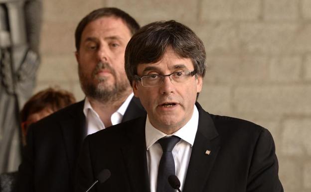 Puigdemont y Junqueras durante la comparecencia.