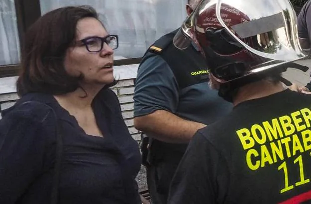 Rocío Campo, a las puertas de su hotel, habla con los bomberos sobre el desarrollo del dispositivo.