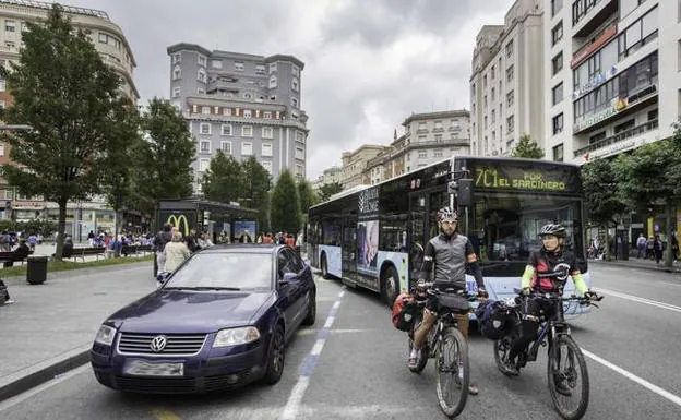 Uno de los autobuses municipales durante la jornada del viernes, en la que viajar en el transporte público fue gratis. 