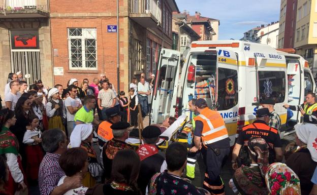 Momento en el que montan a la ambulancia a la mujer herida tras haber volcado la carreta