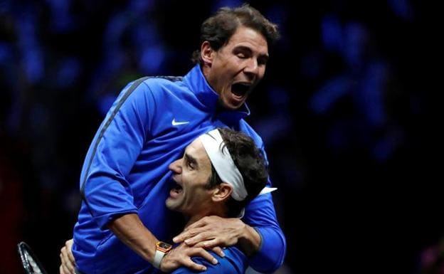 Rafa Nadal abraza a Roger Federer tras la victoria decisiva del suiizo en la Copa Laver. 