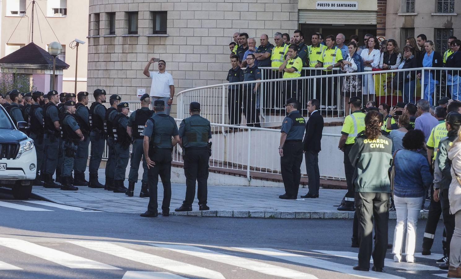 Miembros de la Guardia Civil en Cantabria, vitoreados en su salida hacia Cataluña