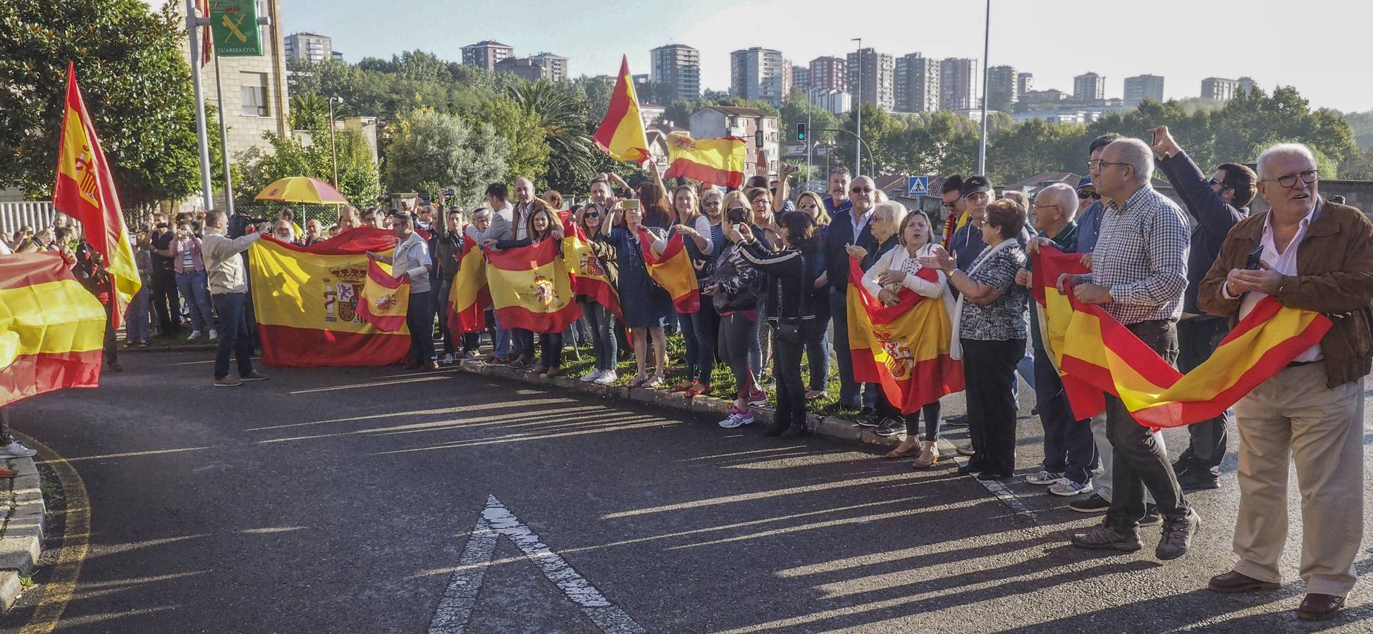 Miembros de la Guardia Civil en Cantabria, vitoreados en su salida hacia Cataluña